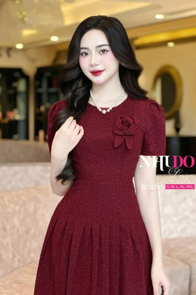 Đầm đính hoa tạo điểm nhấn