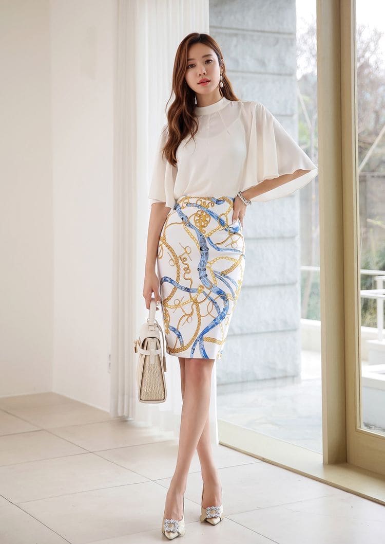 Áo Cổ Tròn Công Sở – Một Dáng Hình Của Bản Lĩnh Mềm Mại