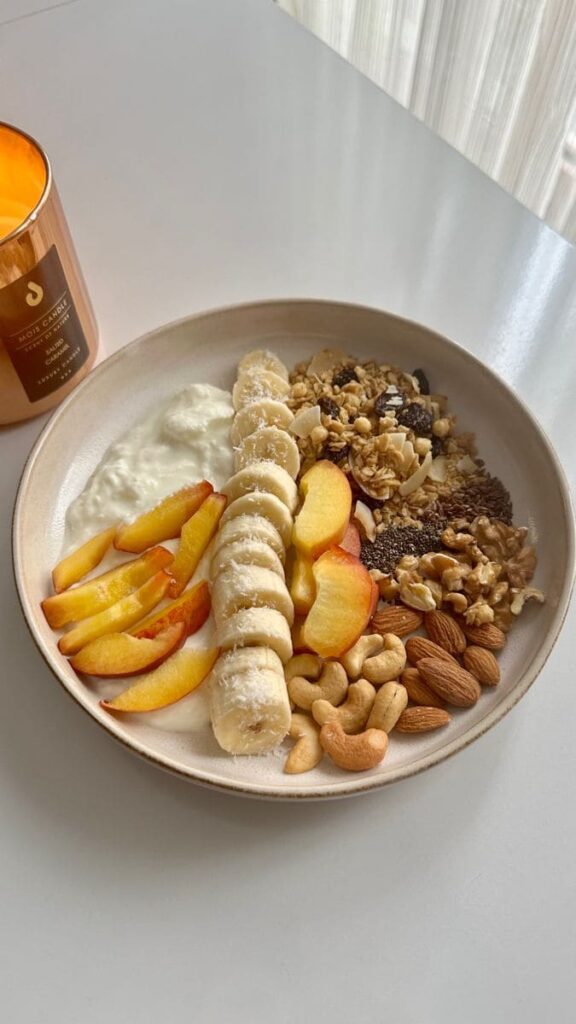Ăn Vặt Công Sở - Trái Cây và Granola