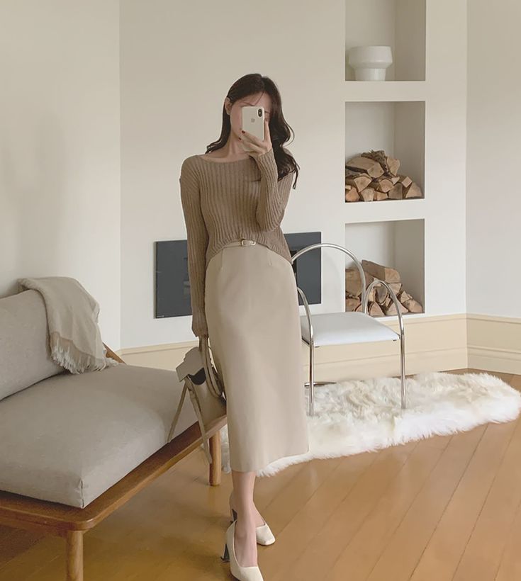 Phối đồ công sở với áo len mỏng