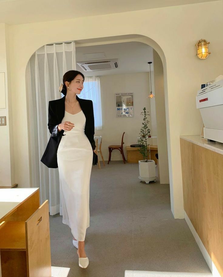 Váy body công sở phối với vest đen