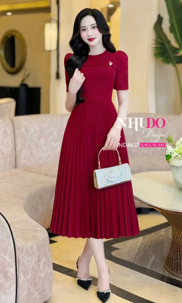 Đầm Dự Tiệc Đỏ Kiêu Sa Dáng Dài Xòe Nhẹ Phối Xếp Ly Quạt Và Nơ Đá Thanh Lịch