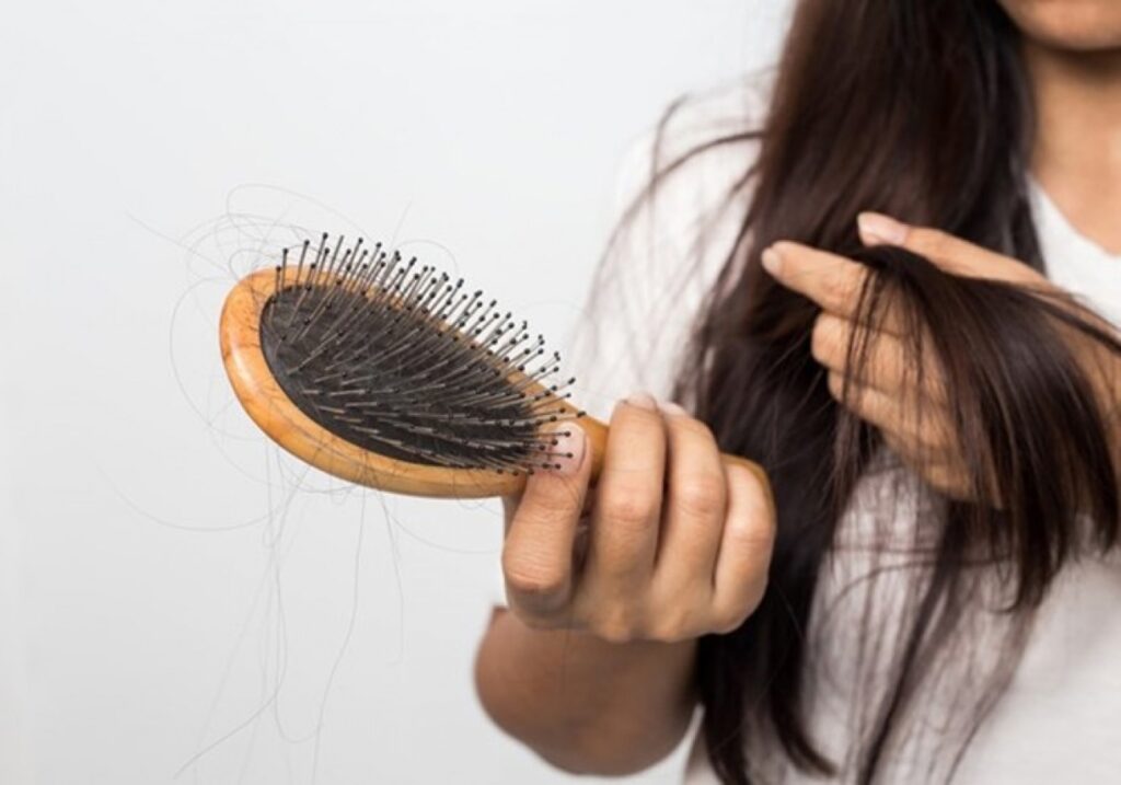 Vì Sao Nàng Công Sở Thường Gặp Vấn Đề Tóc Mỏng, Rụng Nhiều?