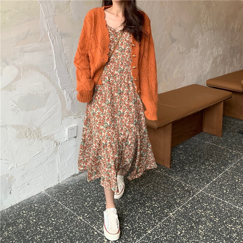 Phối váy hoa công sở cùng áo cardigan